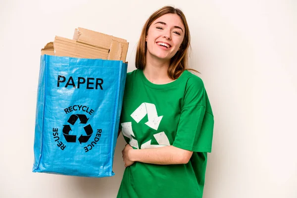 Młoda Kobieta Trzyma Worek Makulaturą Wypełniony Papierem Recyklingu Odizolowany Białym — Zdjęcie stockowe