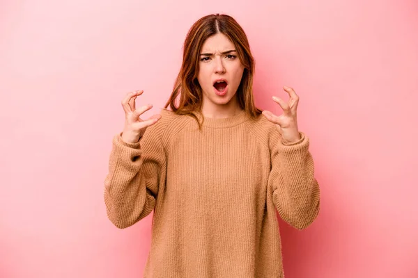 Junge Kaukasische Frau Isoliert Auf Rosa Hintergrund Schreit Vor Wut — Stockfoto