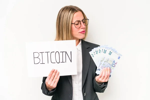 Jeune Femme Affaires Caucasienne Tenant Bitcoin Plaque Billets Isolés Sur — Photo