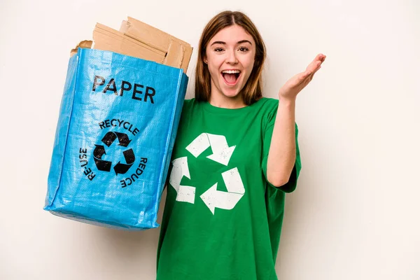 Młoda Kobieta Trzymająca Worek Papierem Recyklingu Odizolowany Białym Tle Otrzymuje — Zdjęcie stockowe