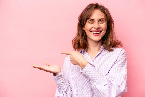 Mulher Branca Jovem Isolado Fundo Rosa Animado Segurando Espaço Cópia — Fotografia de Stock