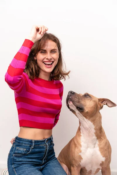 Jovem Caucasiana Com Seu Cão Isolado Fundo Branco — Fotografia de Stock