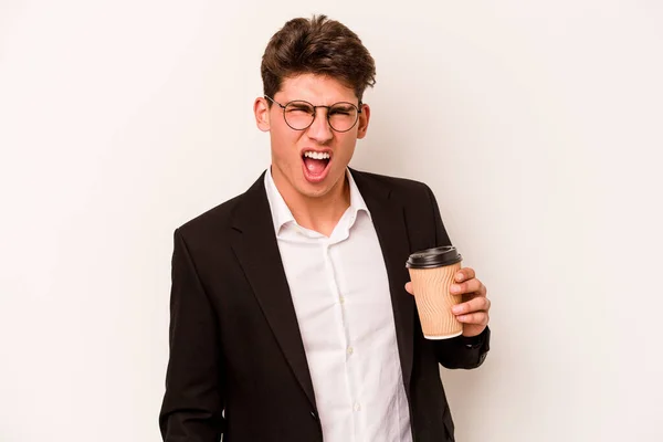 Junge Kaukasische Geschäftsmann Hält Kaffee Zum Mitnehmen Isoliert Auf Weißem — Stockfoto
