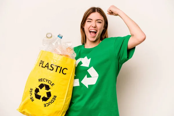 Ung Kvinna Håller Påse Full Plastflaskor För Att Återvinna Isolerad — Stockfoto