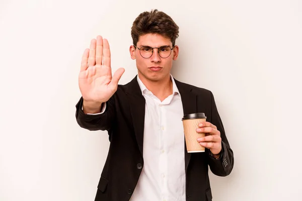 Junger Kaukasischer Geschäftsmann Mit Kaffee Zum Mitnehmen Isoliert Auf Weißem — Stockfoto