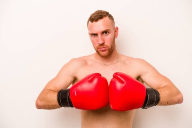Beyaz arka planda boks yapan genç beyaz bir adam.