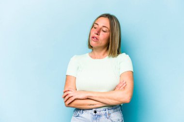 Mavi arka planda soyutlanmış, sıkılmış, yorgun ve dinlenmeye ihtiyacı olan beyaz bir kadın..