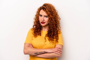 Beyaz arka planda izole edilmiş genç, beyaz, beyaz bir kadın. Kameraya alaycı bir ifadeyle bakıyor..