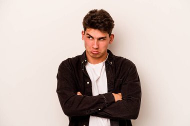 Beyaz arka planda izole genç beyaz adam tekrarlanan bir görevden yoruldu.