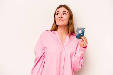 Beyaz arka planda izole edilmiş genç, gayri resmi beyaz kadın hedeflere ve amaçlara ulaşma hayali kuruyor.