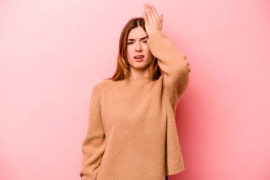 Pembe arka planda soyutlanmış beyaz bir kadın bir şeyi unutuyor. Alnına avuç içi ve gözlerini kapatıyor..