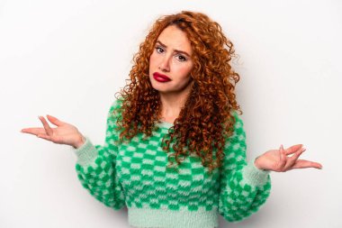 Beyaz arka planda izole edilmiş genç, beyaz bir kadın sorgulama sırasında omuz silkiyor ve şüphe ediyor..