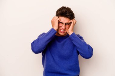 Beyaz arka planda izole edilmiş beyaz bir adam ağlıyor, bir şeyden memnun değil, acı ve kafa karışıklığı konsepti..