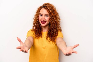 Beyaz arka planda izole edilmiş beyaz tenli genç bir kadın kameraya sarıldığı için kendinden emin..