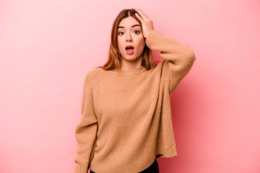 Pembe arka planda izole edilmiş genç beyaz kadın şok geçiriyordu. Önemli bir toplantıyı hatırladı..