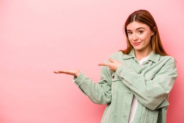 Pembe arka planda izole edilmiş beyaz bir kadın. Elinde bir fotokopi odası olduğu için heyecanlı..