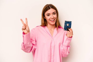 Beyaz arka planda izole edilmiş genç, gayri resmi beyaz kadın iki numarayı parmaklarıyla gösteriyor..