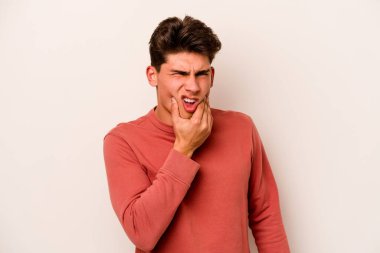 Beyaz arka planda izole genç beyaz adam güçlü bir diş ağrısı, azıdişi ağrısı var..