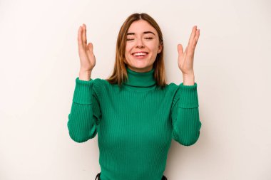 Beyaz arka planda izole edilmiş beyaz bir kadın neşeli bir şekilde gülüyor. Mutluluk kavramı.