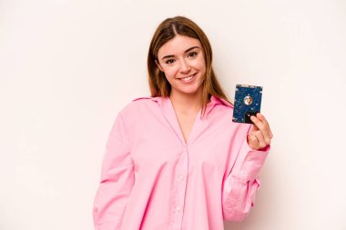 Beyaz arka planda izole edilmiş genç, gayri resmi beyaz kadın mutlu, güler yüzlü ve neşeli..