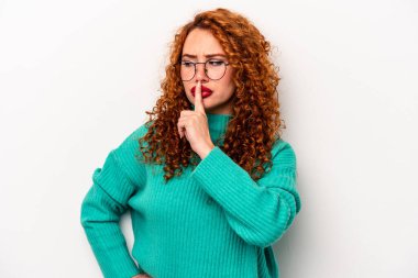 Beyaz arka planda soyutlanmış, sır saklayan ya da sessizlik isteyen kızıl saçlı genç bir kadın..