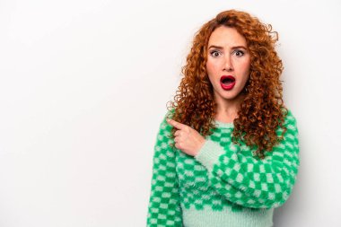 Beyaz arka planda izole edilmiş genç, beyaz, beyaz bir kadın.