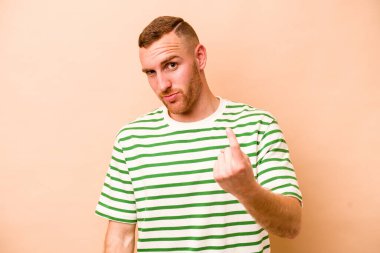 Beyazların arka planında izole edilmiş genç beyaz bir adam seni işaret ediyor. Sanki davet ediliyormuş gibi..