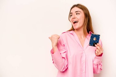 Beyaz arka planda izole genç, gayri resmi beyaz kadın başparmak uzakta, gülüyor ve kaygısız.