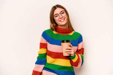 Beyaz arka planda izole edilmiş, mutlu, güler yüzlü ve neşeli kahve taşıyan beyaz bir kadın..