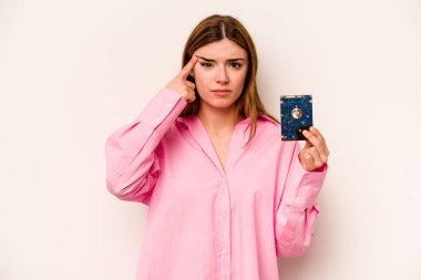 Beyaz arka planda izole edilmiş genç, gayri resmi beyaz kadın işaret parmağıyla hayal kırıklığı jesti gösteriyor..