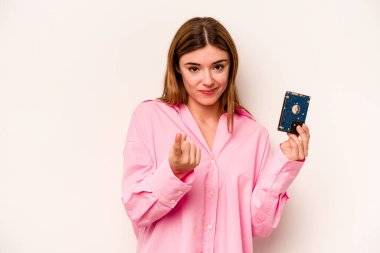 Beyaz arka planda izole edilmiş genç, gayri resmi beyaz kadın sanki seni davet ediyormuş gibi seni işaret ediyor..