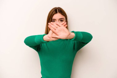 Beyaz arka planda izole edilmiş beyaz bir kadın inkar jesti yapıyor.