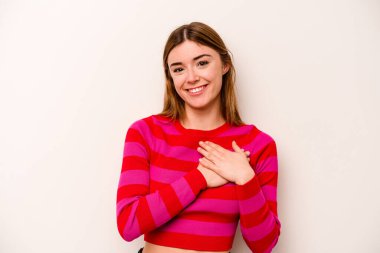 Beyaz arka planda izole edilmiş beyaz tenli genç bir kadın, dostane bir ifadeye sahip, avuçlarını göğsüne bastırıyor. Aşk konsepti.