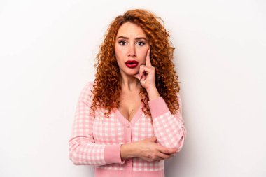 Beyaz arka planda izole edilmiş genç, beyaz bir kadın. Harika bir fikri var. Yaratıcılık kavramı..