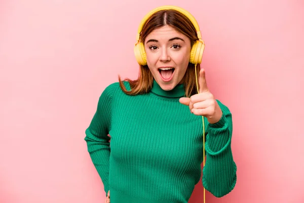 Young Caucasian Woman Listening Music Isolated Pink Background Having Idea — Φωτογραφία Αρχείου