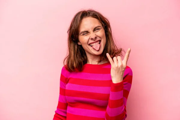 Mladá Běloška Žena Izolované Růžovém Pozadí Ukazující Rockové Gesto Prsty — Stock fotografie