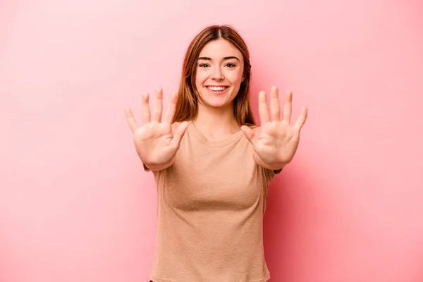 Mujer Joven Caucásica Aislada Sobre Fondo Rosa Mostrando Número Diez — Foto de Stock