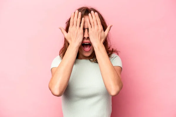 Giovane Donna Caucasica Isolata Sfondo Rosa Divertendosi Coprire Metà Del — Foto Stock