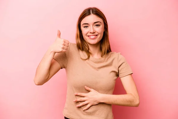 Jonge Blanke Vrouw Geïsoleerd Roze Achtergrond Raakt Buik Glimlacht Zachtjes — Stockfoto