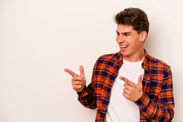 Junger Kaukasischer Mann Auf Weißem Hintergrund Isoliert Daumenfinger Weg Lachend — Stockfoto
