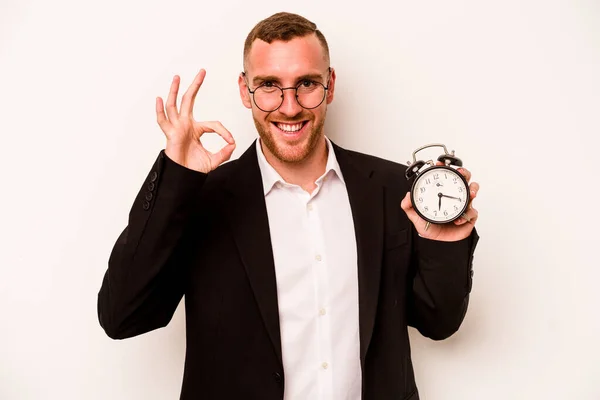 Joven Hombre Caucásico Negocios Sosteniendo Reloj Despertador Aislado Sobre Fondo —  Fotos de Stock