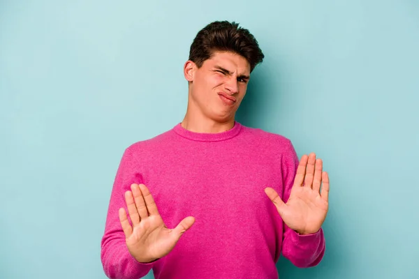 Young Caucasian Man Isolated Blue Background Rejecting Someone Showing Gesture — Stock Photo, Image