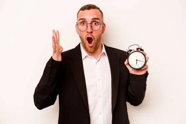 Joven Hombre Caucásico Negocios Sosteniendo Reloj Despertador Aislado Sobre Fondo — Foto de Stock