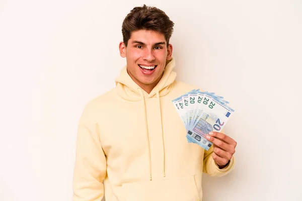 Joven Hombre Caucásico Sosteniendo Billetes Aislados Sobre Fondo Blanco Riendo — Foto de Stock