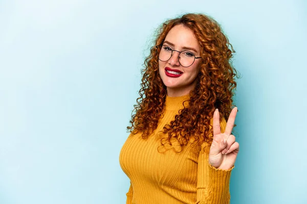 Mladý Zázvor Běloška Žena Izolované Modrém Pozadí Ukazující Vítězství Znamení — Stock fotografie