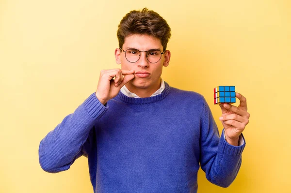 Giovane Uomo Caucasico Possesso Cubo Rubiks Isolato Sfondo Giallo Con — Foto Stock