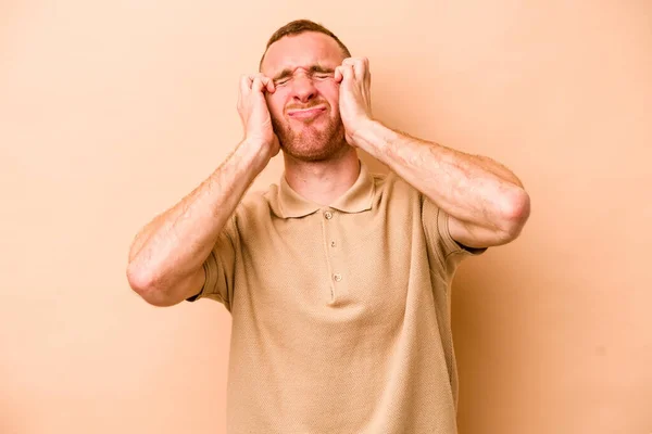 Junger Kaukasischer Mann Isoliert Auf Beigem Hintergrund Weinend Unglücklich Über — Stockfoto