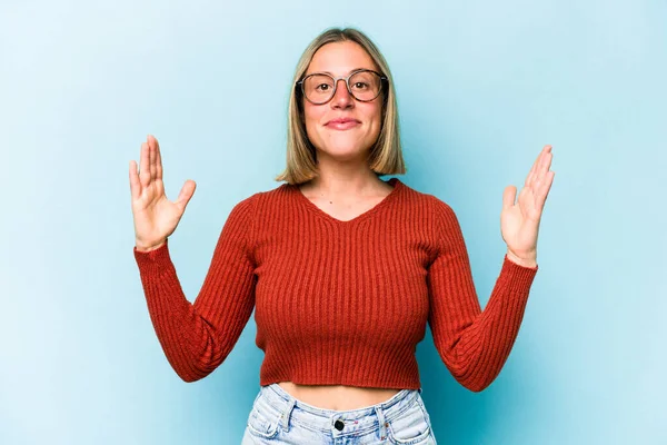 Mulher Caucasiana Jovem Isolado Fundo Azul Segurando Algo Pouco Com — Fotografia de Stock