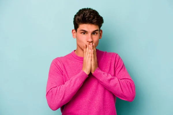 Joven Caucásico Aislado Sobre Fondo Azul Impactado Cubriendo Boca Con —  Fotos de Stock