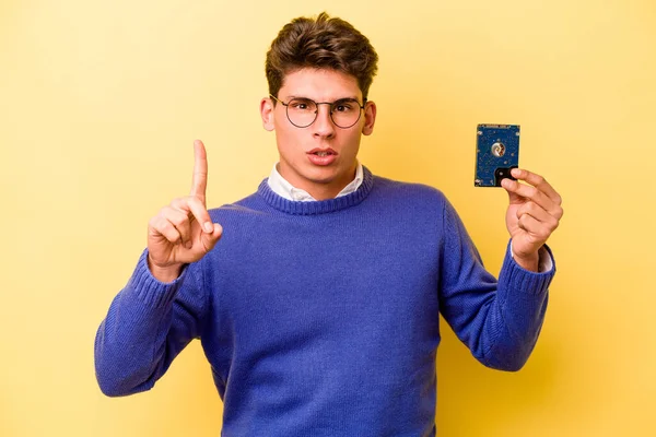 Joven Hombre Informatico Caucásico Aislado Sobre Fondo Amarillo Teniendo Alguna —  Fotos de Stock